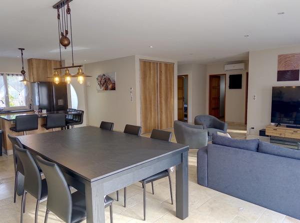 Maison contemporaine récente de type 5 d'environ 150 M2 habitables, jardin de 1200 M2.