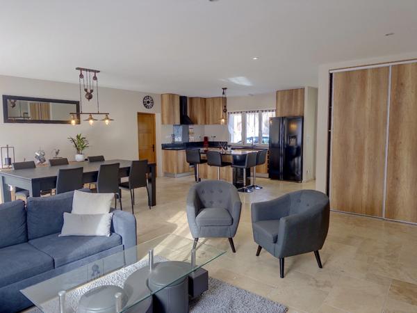 Maison contemporaine récente de type 5 d'environ 150 M2 habitables, jardin de 1200 M2.