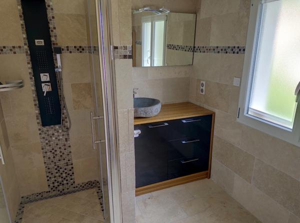 Maison contemporaine récente de type 5 d'environ 150 M2 habitables, jardin de 1200 M2.