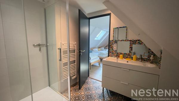 A VENDRE, dans le bourg de PLOEMEL, charmante longère rénovée entièrement avec local professionnel loué