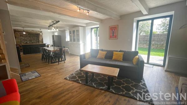 A VENDRE, dans le bourg de PLOEMEL, charmante longère rénovée entièrement avec local professionnel loué