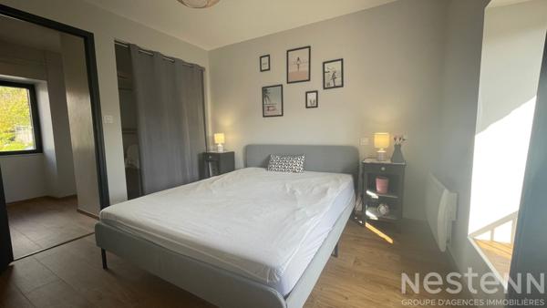 A VENDRE, dans le bourg de PLOEMEL, charmante longère rénovée entièrement avec local professionnel loué