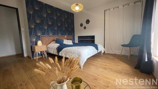 A VENDRE, dans le bourg de PLOEMEL, charmante longère rénovée entièrement avec local professionnel loué