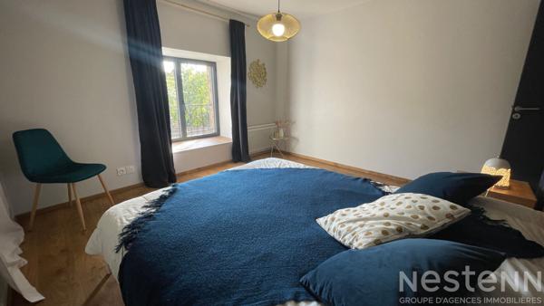 A VENDRE, dans le bourg de PLOEMEL, charmante longère rénovée entièrement avec local professionnel loué