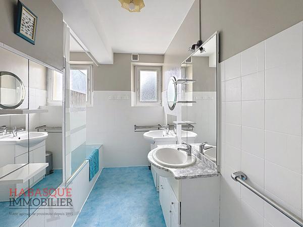 IMMEUBLE 310 M² , Lesneven