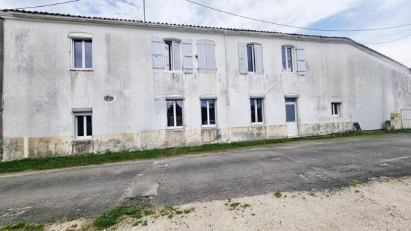 Authentique maison charentaise avec fort potentiel – 170 m² habitables, vastes dépendances