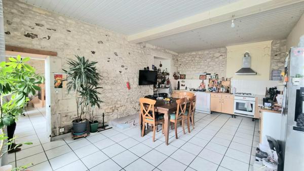 Authentique maison charentaise avec fort potentiel – 170 m² habitables, vastes dépendances