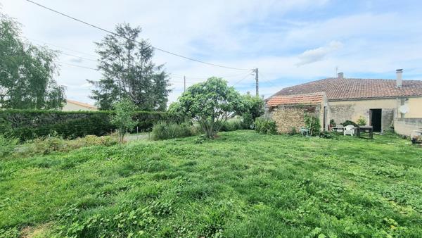 Authentique maison charentaise avec fort potentiel – 170 m² habitables, vastes dépendances