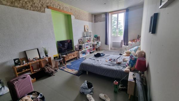 Authentique maison charentaise avec fort potentiel – 170 m² habitables, vastes dépendances