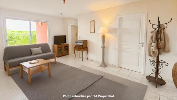 Appartement à vendre 3 pièces SAINT JEAN D'ANGELY (17) au rez-de-chaussée, 1 place de parking + accès piscine