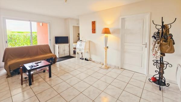 Appartement à vendre 3 pièces SAINT JEAN D'ANGELY (17) au rez-de-chaussée, 1 place de parking + accès piscine