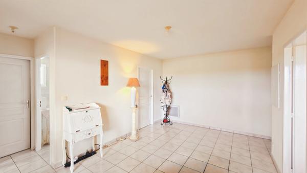 Appartement à vendre 3 pièces SAINT JEAN D'ANGELY (17) au rez-de-chaussée, 1 place de parking + accès piscine