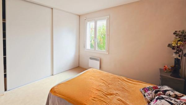 Appartement à vendre 3 pièces SAINT JEAN D'ANGELY (17) au rez-de-chaussée, 1 place de parking + accès piscine