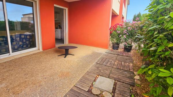 Appartement à vendre 3 pièces SAINT JEAN D'ANGELY (17) au rez-de-chaussée, 1 place de parking + accès piscine