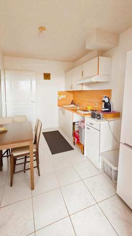 Appartement à vendre 3 pièces SAINT JEAN D'ANGELY (17) au rez-de-chaussée, 1 place de parking + accès piscine