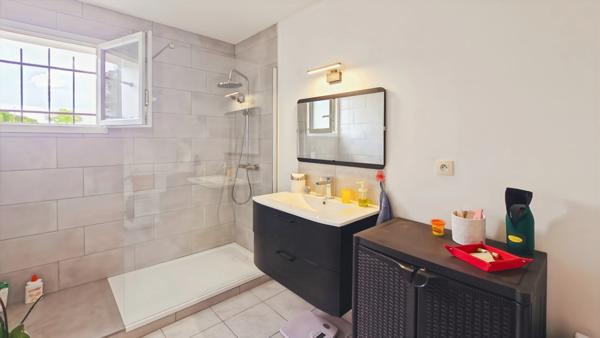 Appartement à vendre 3 pièces SAINT JEAN D'ANGELY (17) au rez-de-chaussée, 1 place de parking + accès piscine