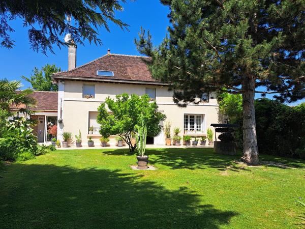 Maison ancienne en pans de bois avec studio indépendant, dépendances et terrain constructible.