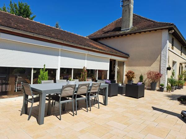 Maison ancienne en pans de bois avec studio indépendant, dépendances et terrain constructible.