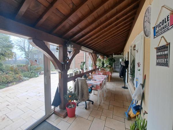 Maison ancienne en pans de bois avec studio indépendant, dépendances et terrain constructible.