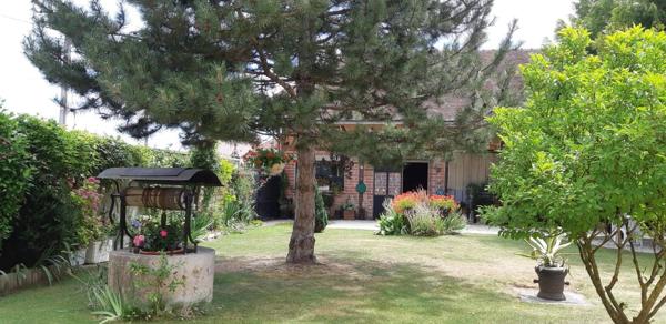 Maison ancienne en pans de bois avec studio indépendant, dépendances et terrain constructible.