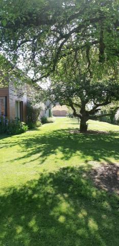 Maison ancienne en pans de bois avec studio indépendant, dépendances et terrain constructible.