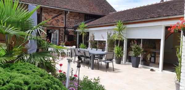 Maison ancienne en pans de bois avec studio indépendant, dépendances et terrain constructible.