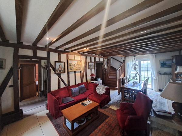 Maison ancienne en pans de bois avec studio indépendant, dépendances et terrain constructible.