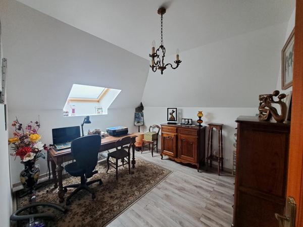 Maison ancienne en pans de bois avec studio indépendant, dépendances et terrain constructible.