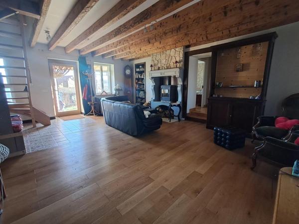 Longère rénovée, grange, puits, au calme