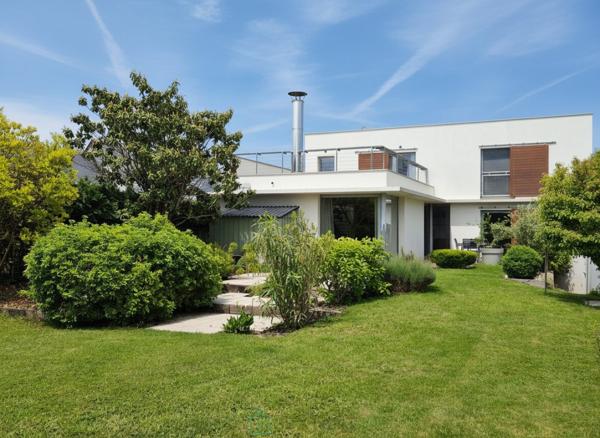 Maison moderne et lumineuse, 4 chambres, garage double, jardin paysagé