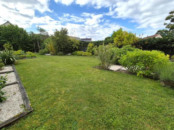 Maison moderne et lumineuse, 4 chambres, garage double, jardin paysagé