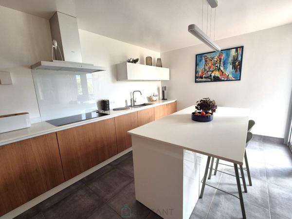 Maison moderne et lumineuse, 4 chambres, garage double, jardin paysagé