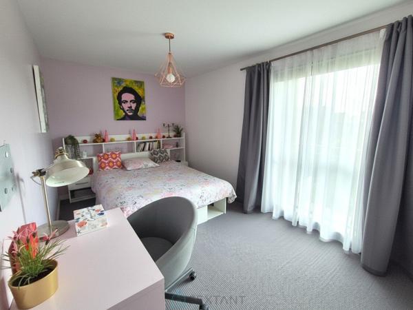 Maison moderne et lumineuse, 4 chambres, garage double, jardin paysagé