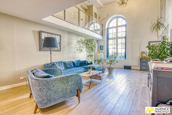 Versailles Notre-Dame "les carrés Richaud" Triplex d'exception de 168 m² carrez occupant 3 niveaux d'un superbe immeuble jouissant de jardins communs remarquablement tenus. €1 490 000 ** - Référence 27641