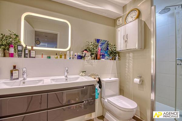 Versailles Notre-Dame "les carrés Richaud" Triplex d'exception de 168 m² carrez occupant 3 niveaux d'un superbe immeuble jouissant de jardins communs remarquablement tenus. €1 490 000 ** - Référence 27641