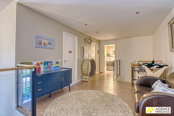 Versailles Notre-Dame "les carrés Richaud" Triplex d'exception de 168 m² carrez occupant 3 niveaux d'un superbe immeuble jouissant de jardins communs remarquablement tenus. €1 490 000 ** - Référence 27641