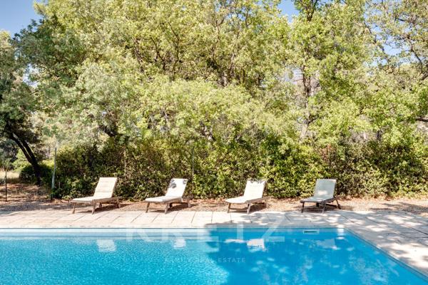 Mas authentique en position dominante proche IBS