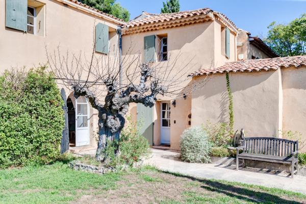 Mas authentique en position dominante proche IBS