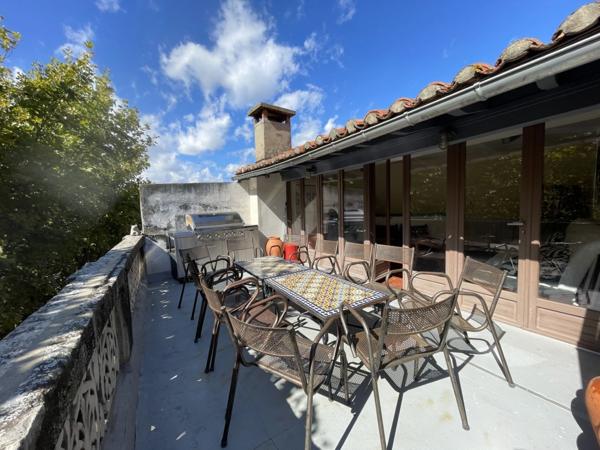 Maison de ville rénovée de 215m², avec une terrasse, un balcon une courette et une cave, à vendre ARLES (13)