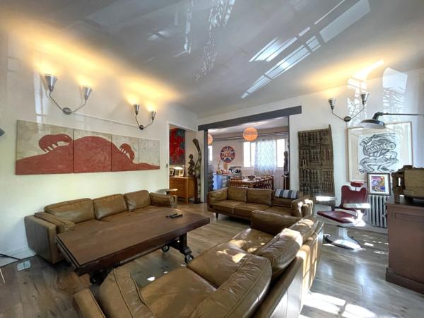 Maison de ville rénovée de 215m², avec une terrasse, un balcon une courette et une cave, à vendre ARLES (13)