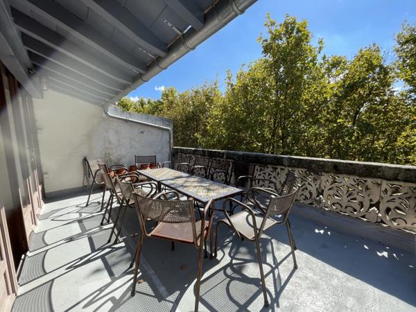 Maison de ville rénovée de 215m², avec une terrasse, un balcon une courette et une cave, à vendre ARLES (13)