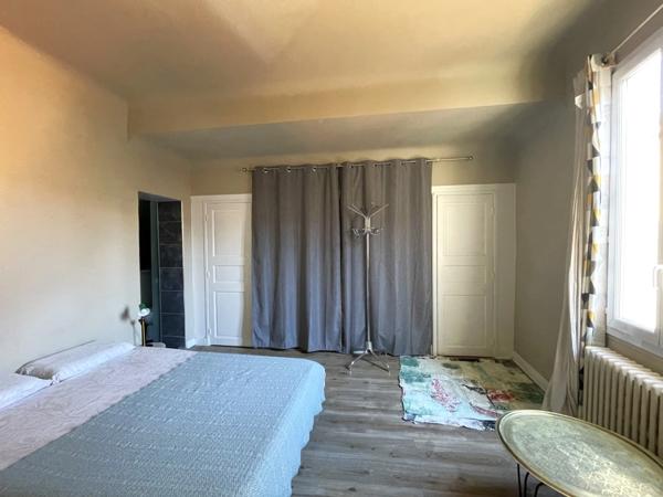 Maison de ville rénovée de 215m², avec une terrasse, un balcon une courette et une cave, à vendre ARLES (13)