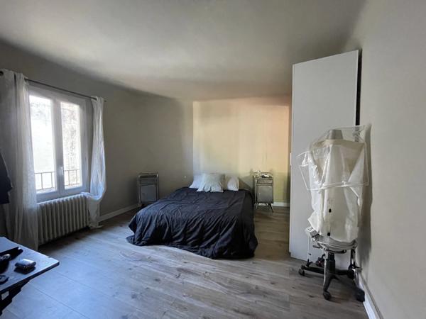 Maison de ville rénovée de 215m², avec une terrasse, un balcon une courette et une cave, à vendre ARLES (13)