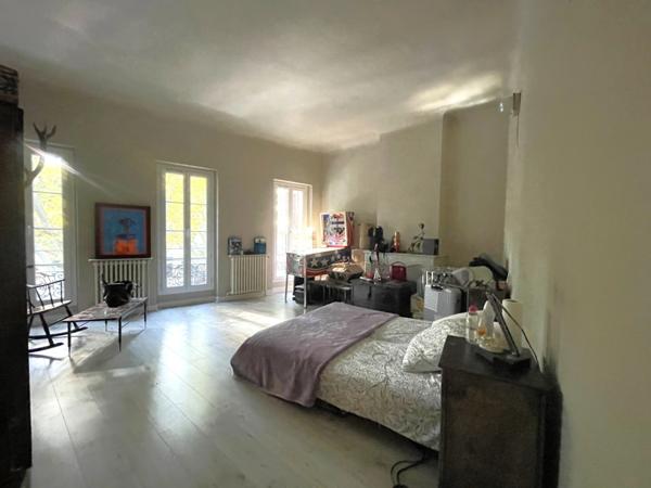 Maison de ville rénovée de 215m², avec une terrasse, un balcon une courette et une cave, à vendre ARLES (13)