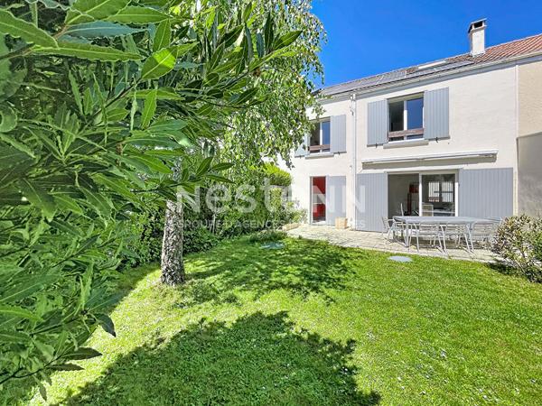 A vendre à Montigny le Bretonneux au Manet. Maison 4 pièces 102 m² au sol avec garage.