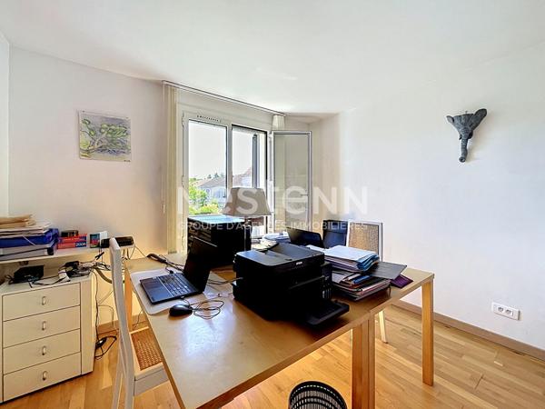 A vendre à Montigny le Bretonneux au Manet. Maison 4 pièces 102 m² au sol avec garage.
