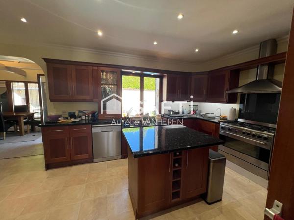 SPACIEUSE MAISON 5 CHAMBRES AVEC PISCINE ET VUE