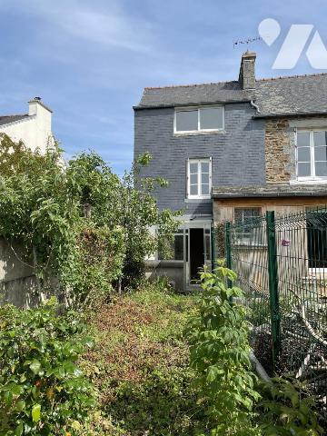 Maison à rénover sur trois niveaux centre Plouguenast