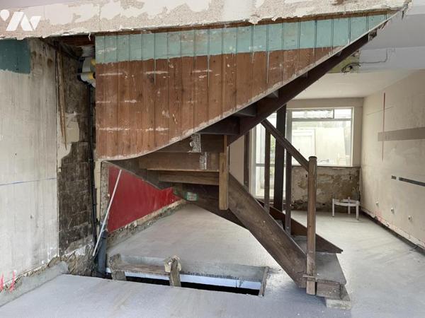 Maison à rénover sur trois niveaux centre Plouguenast