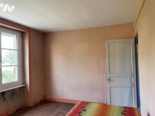 Maison à rénover sur trois niveaux centre Plouguenast